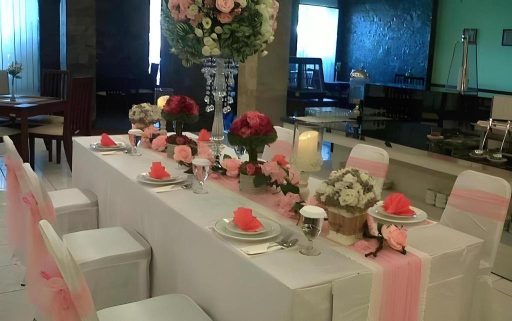 Insumo Palace Hotels & Resorts Kediri  Buitenkant foto